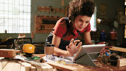 Working-tablet-innovation-320477605.png